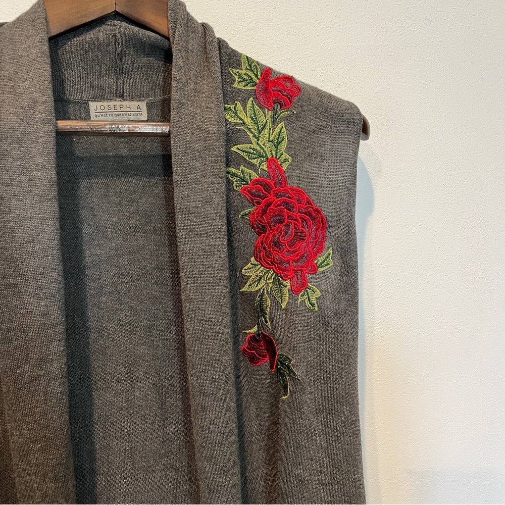 Joseph A Sleeveless Open Front Knit Rose Appliqué Sweater Cardigan - Picture 2 of 7